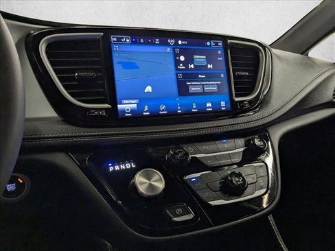 Used 2025 Chrysler Pacifica Limited image 16