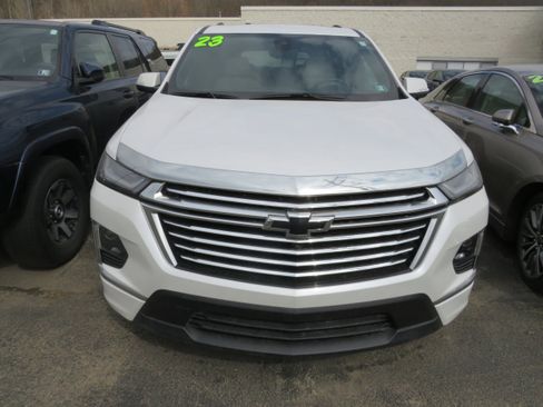Used 2023 Chevrolet Traverse Premier image 2