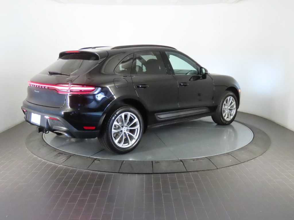 Certified 2025 Porsche Macan AWD/4WD image 7