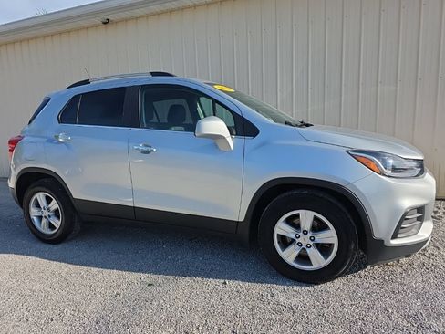Used 2019 Chevrolet Trax LT w/ LT Convenience Package FWD image 2