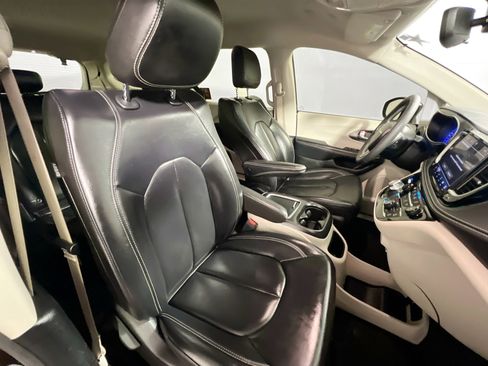 Used 2023 Chrysler Pacifica Touring-L image 31