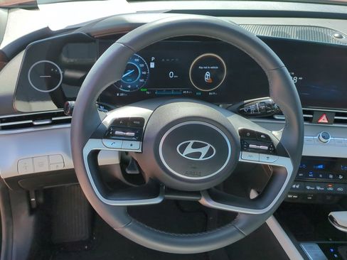 Used 2025 Hyundai Elantra Limited image 17