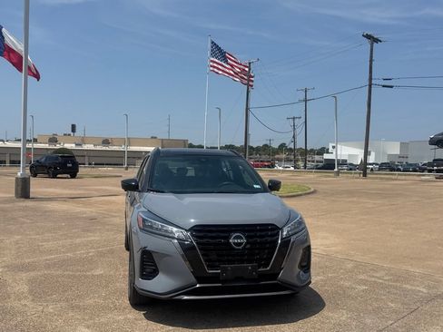 Used 2024 Nissan Kicks SR w/ SR Premium Package FWD image 4