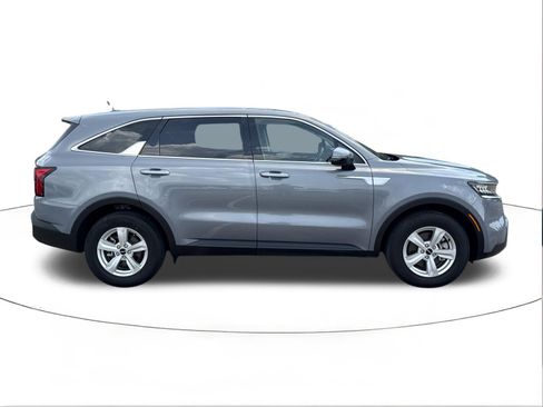Used 2023 Kia Sorento LX FWD image 2