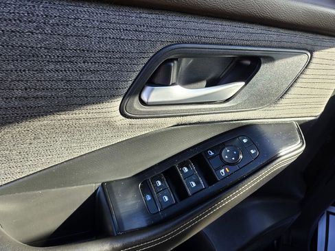 Used 2021 Nissan Rogue SV image 34