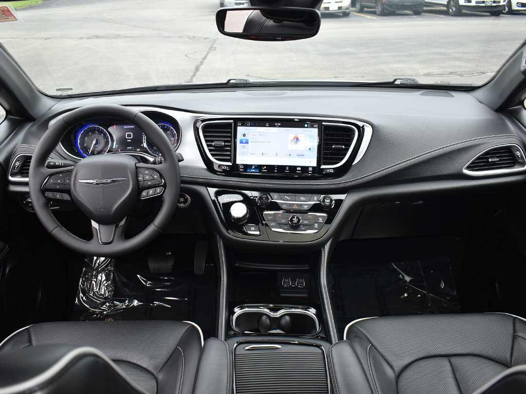 Used 2025 Chrysler Pacifica Limited FWD image 4