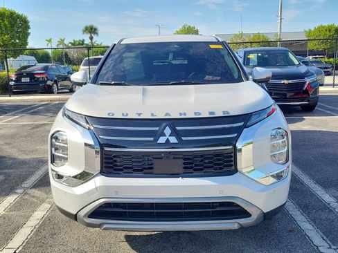 Used 2026 Mitsubishi Outlander SE FWD image 2