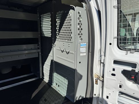 Used 2015 Chevrolet Express 2500 RWD image 21