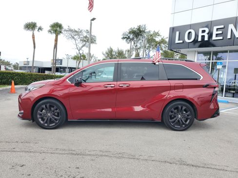 Used 2022 Toyota Sienna XSE image 8