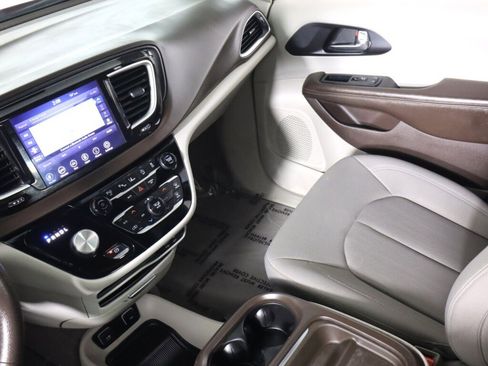 Used 2020 Chrysler Pacifica Touring w/ Advanced Safetytec Group image 30