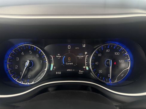 Used 2023 Chrysler Pacifica Touring-L FWD image 18