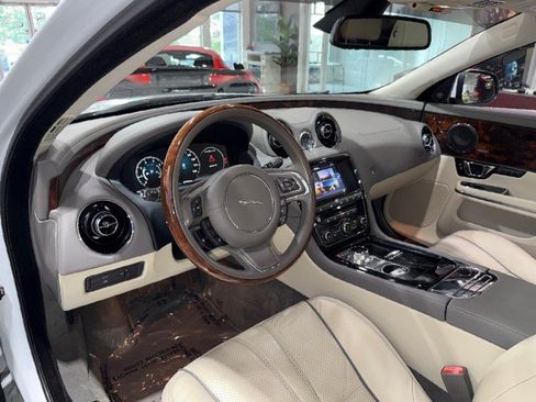Used 2016 Jaguar XJ R-Sport RWD image 7