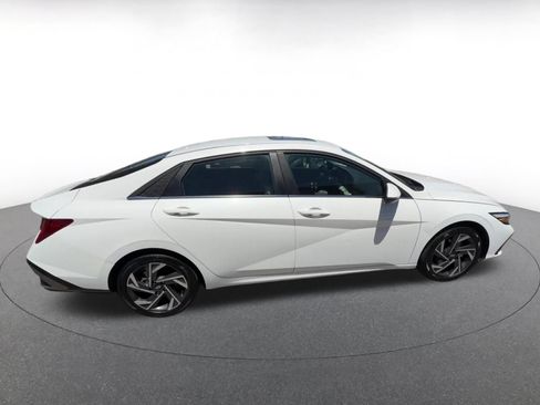 Used 2025 Hyundai Elantra Limited FWD image 16