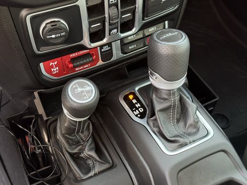 Used 2025 Jeep Gladiator Mojave image 23