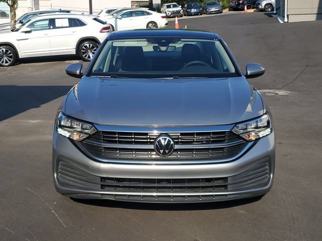 Certified 2024 Volkswagen Jetta SE w/ Panoramic Sunroof Package FWD image 2