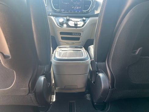 Used 2024 Chrysler Pacifica Touring-L FWD image 35
