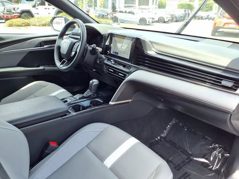 Used 2025 Toyota Camry SE w/ Convenience Package FWD image 12