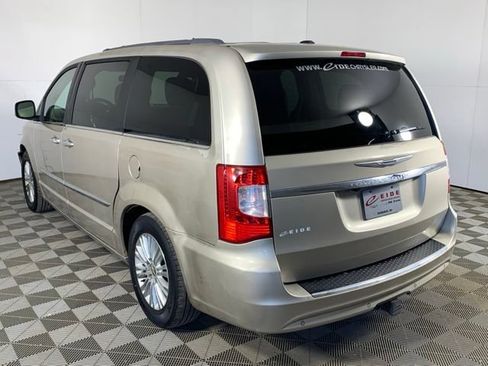 Used 2012 Chrysler Town & Country Touring-L w/ Premium Group FWD image 13