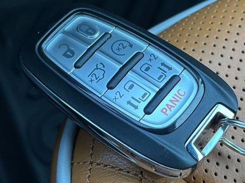 Used 2023 Chrysler Pacifica Pinnacle FWD image 34