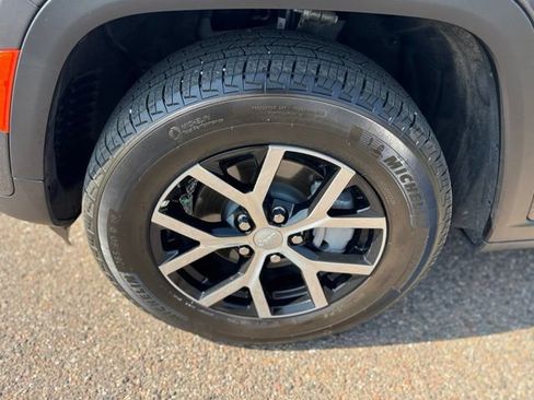 Certified 2025 Jeep Grand Cherokee Limited AWD/4WD image 8