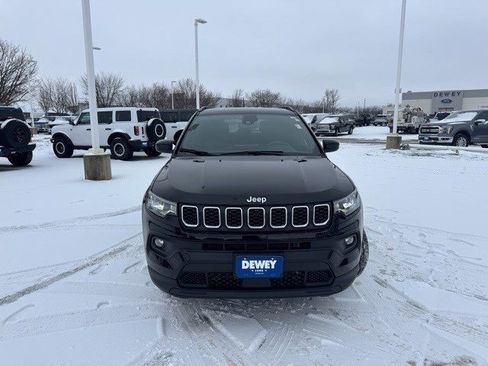 Used 2024 Jeep Compass Latitude image 2