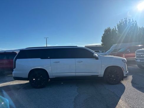 Used 2026 Cadillac Escalade ESV Platinum Sport w/ LPO, ONYX Package AWD/4WD image 4
