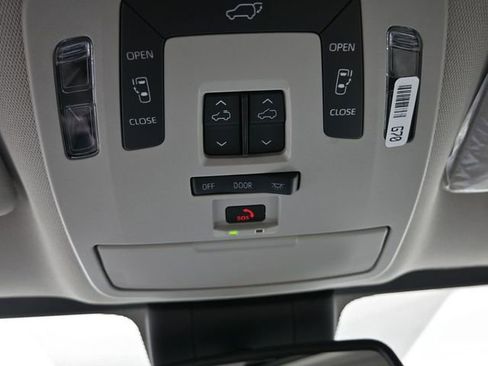 Used 2025 Toyota Sienna XLE image 21