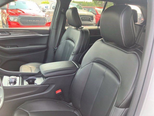 New 2026 Jeep Grand Cherokee Limited w/ Luxury Tech Group II AWD/4WD image 12