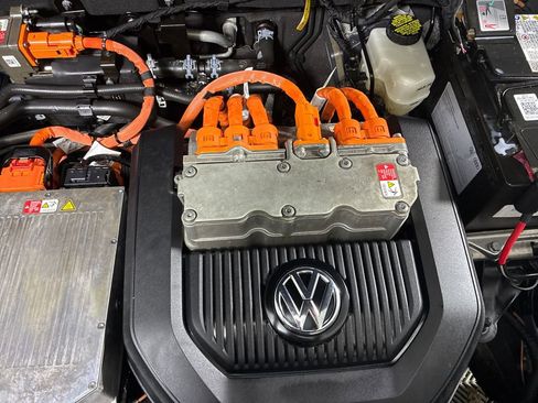 Used 2016 Volkswagen e-Golf SE w/ DC Fast Charging Package image 7