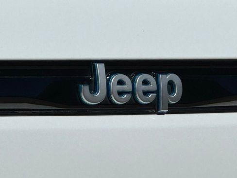 Used 2023 Jeep Grand Cherokee Summit w/ Luxury Tech Group V AWD/4WD image 13