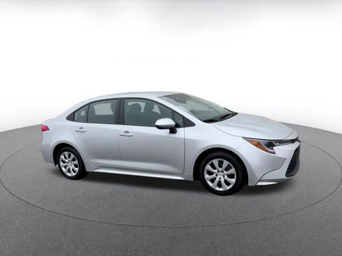 Used 2025 Toyota Corolla LE image 2