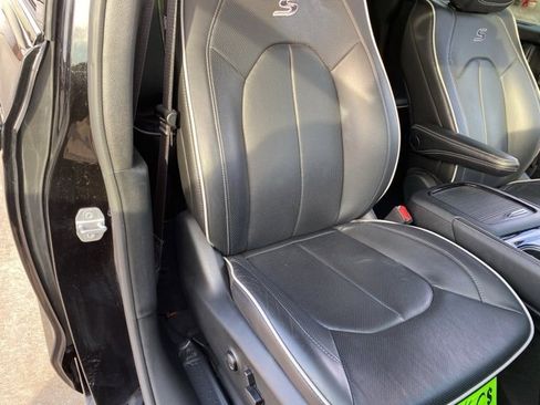 Used 2025 Chrysler Pacifica Limited image 37