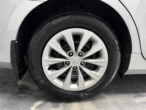 Used 2017 Toyota Camry LE image 23