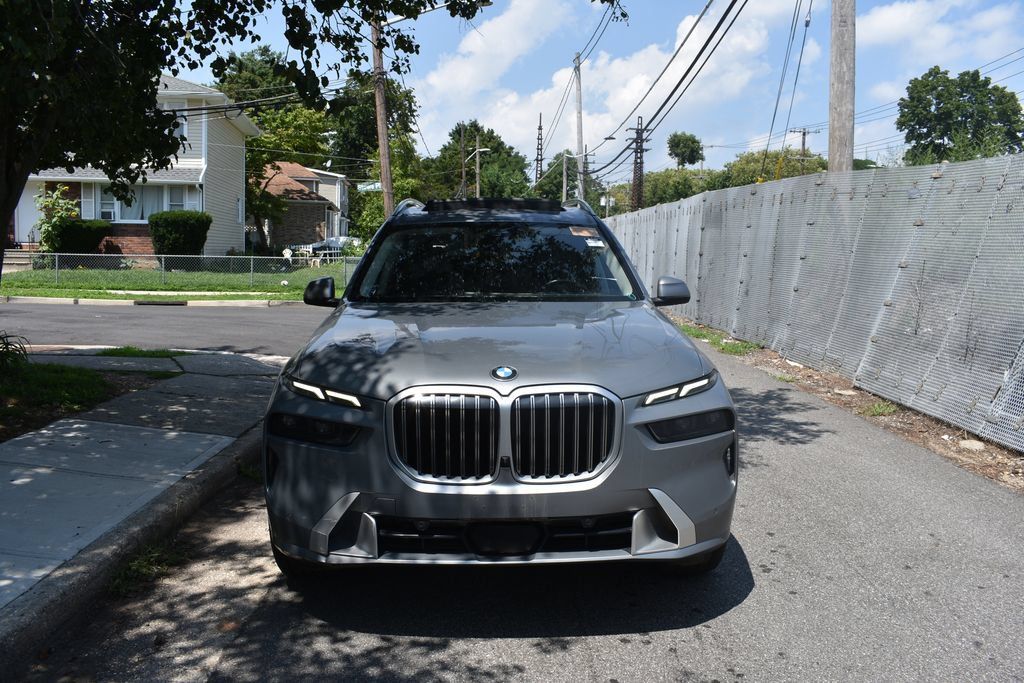 Used 2025 BMW X7 xDrive40i AWD/4WD image 3