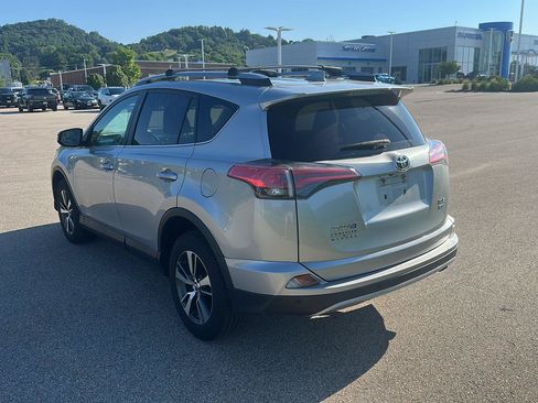 Used 2017 Toyota RAV4 XLE AWD/4WD image 5