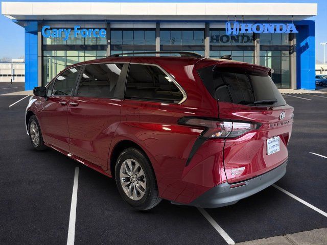 Used 2026 Toyota Sienna XLE FWD image 3