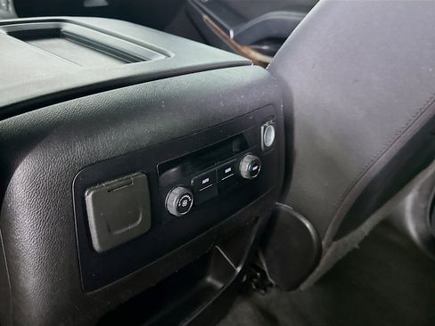 Used 2018 Chevrolet Suburban LT image 26