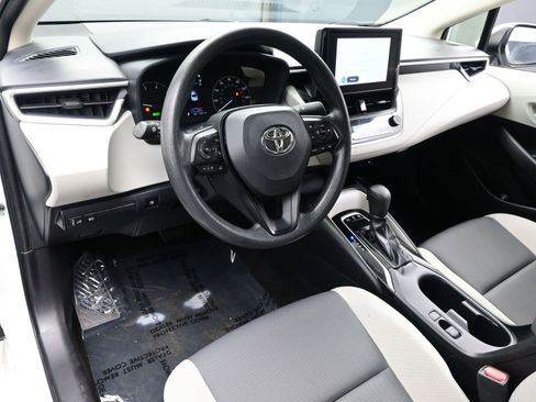 Used 2025 Toyota Corolla LE image 12