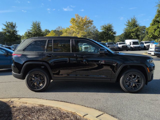 New 2027 Jeep Grand Cherokee Altitude RWD image 3
