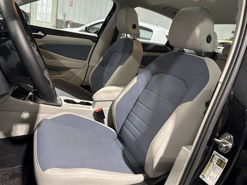 Certified 2025 Volkswagen Jetta SE image 17