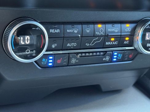 Used 2019 Ford Expedition XLT w/ Equipment Group 202A AWD/4WD image 24