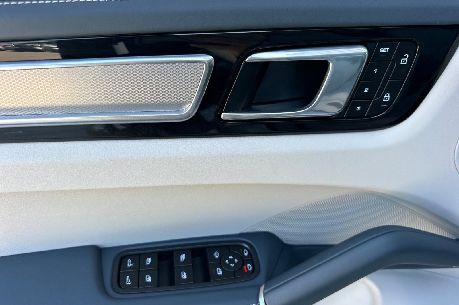 Certified 2023 Porsche Cayenne AWD/4WD image 12