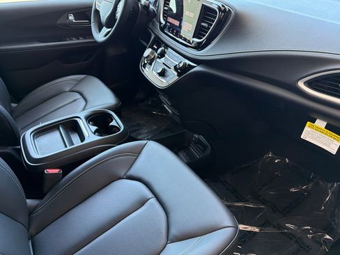 New 2027 Chrysler Pacifica Select FWD image 15