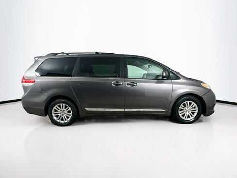 Used 2013 Toyota Sienna XLE FWD image 10