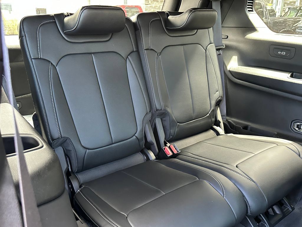 New 2026 Jeep Grand Cherokee L Limited w/ Limited Altitude Package AWD/4WD image 17
