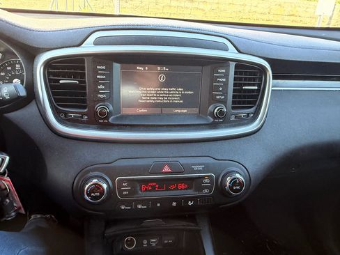 Used 2019 Kia Sorento FWD V6 image 11
