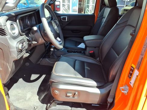 Used 2025 Jeep Wrangler Unlimited Sahara AWD/4WD image 9