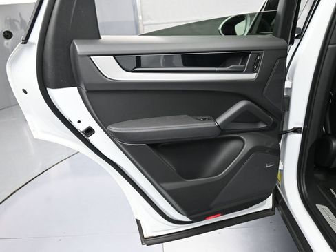 Certified 2024 Porsche Cayenne image 23