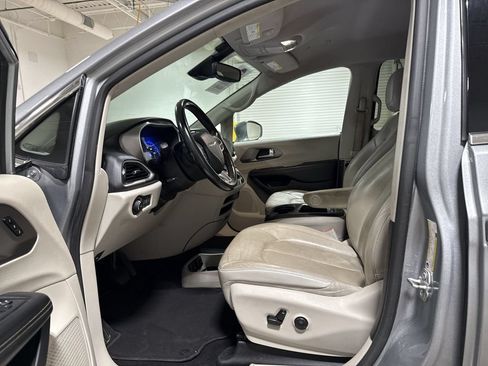 Used 2021 Chrysler Pacifica Touring-L FWD image 19