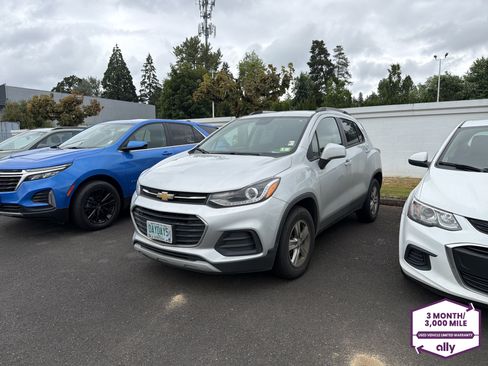 Used 2022 Chevrolet Trax LT w/ LT Convenience Package AWD/4WD image 1